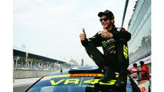 Valentino Rossi meraih gelar pelipur lara dengan menjadi juara reli mobil Monza keempat kalinya pada Minggu (29/11/2015). Sebelumnya, Rossi pernah menjadi juara pada tahun 2006, 2007 and 2012. 