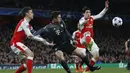 Striker Bayern Munchen, Robert Lewandowski, berebut bola dengan pemain Arsenal pada leg kedua babak 16 besar Liga Champions di Stadion Emirates, London, (7/3/2017). Bayern Munchen menang agregat 10-2 atas Arsenal. (AFP/Ian Kington)