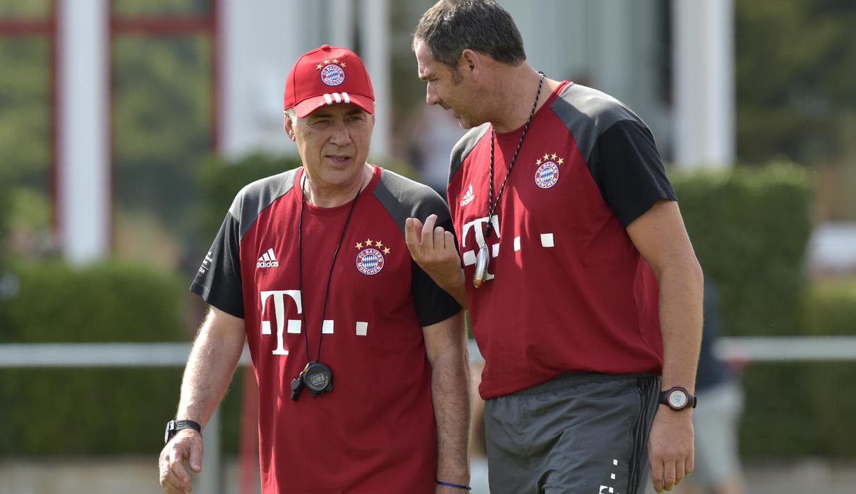 Carlo Ancelotti (kiri) berdiskusi dengan asisten pelatih Paul Clement pada sesi latihan perdana tim FC Hollywood (Bayern Munchen) di Stadion klub FC Bayern Munich, Jerman, (11//7/2016). (AFP/Guenter Schiffmann)