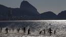 Para atlet putri berlomba dalam triatlon kualifikasi ITU World Olympic di Pantai Copacabana, Rio de Janeiro, Brazil. (2/8/2015). (Reuters/Sergio Moraes)