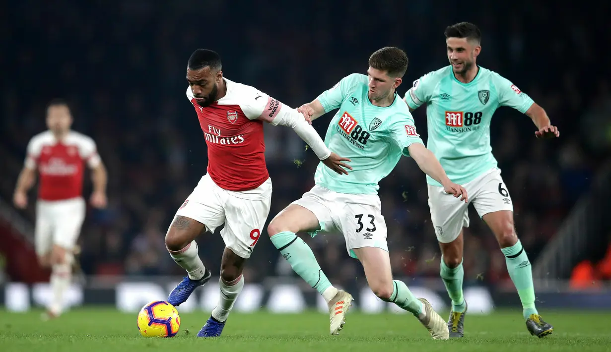 Penyerang Arsenal, Alexandre Lacazette berebut bola dengan pemain Bournemouth, Chris Mepham pada laga lanjutan Liga Inggris, 2018-19 pekan ke-28 di Emirates Stadium, Rabu (27/2). The Gunners sukses menghantam Bournemouth 5-1. (Adam Davy/PA via AP)