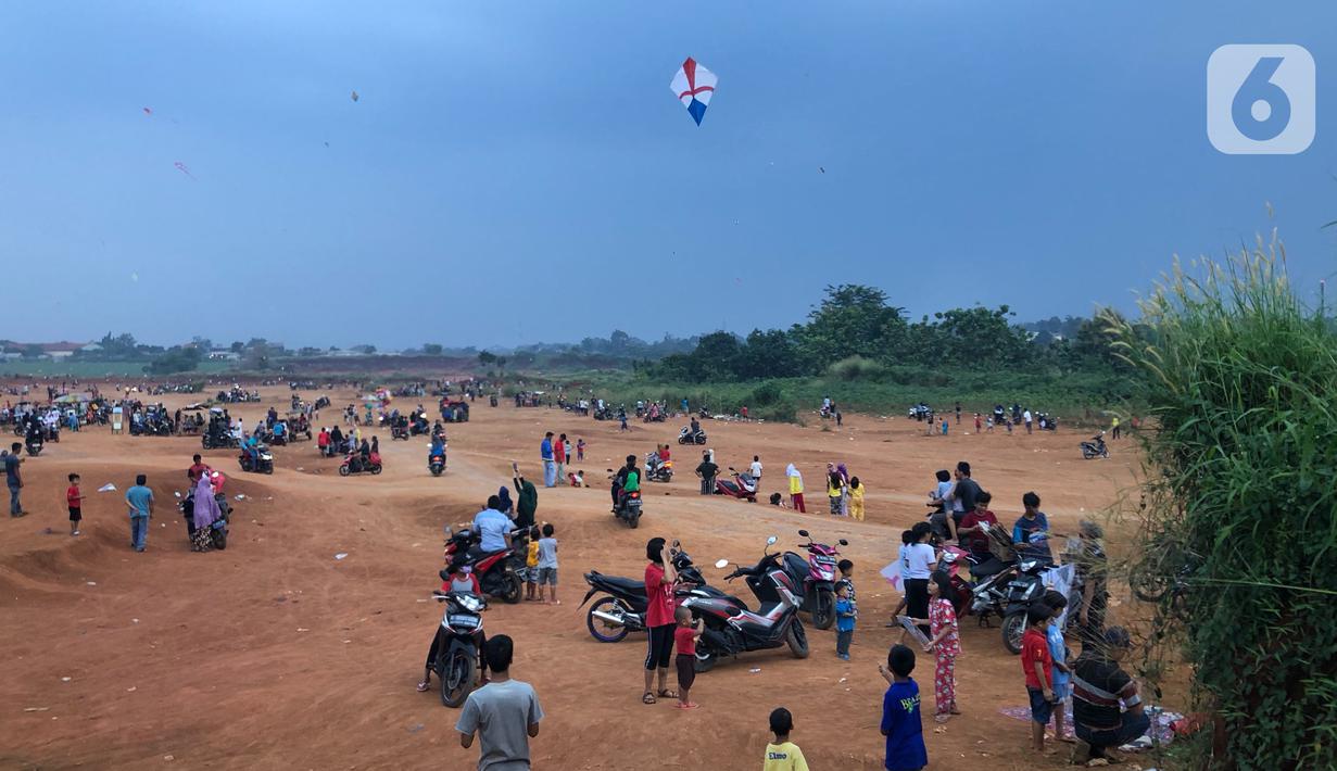 Warga beraktivitas di tanah lapang di kawasan Cipayung, Depok, Jawa Barat, Kamis (11/6/2020). Kurang tegasnya sanksi serta minimnya kesadaran masyarakat akan protokol kesehatan terkait covid-19 menyebabkan kawasan itu menjadi tempat berkerumun warga setiap sore hari. (Liputan6.com/Immanuel Antonius)