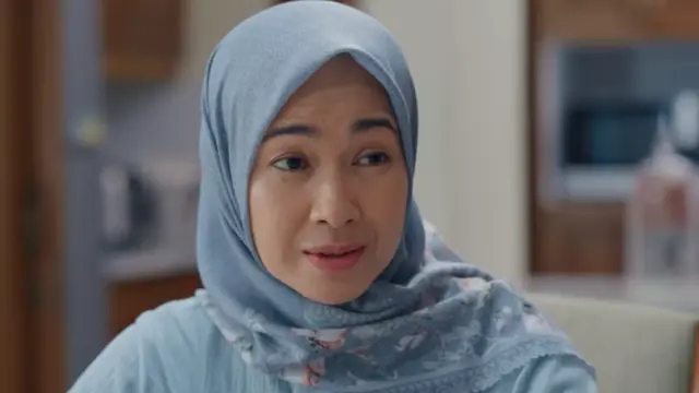 Alya Rohali sebagai Mama Farah dalam film Ahlan Singapore. (Foto: Dok. MD Pictures)