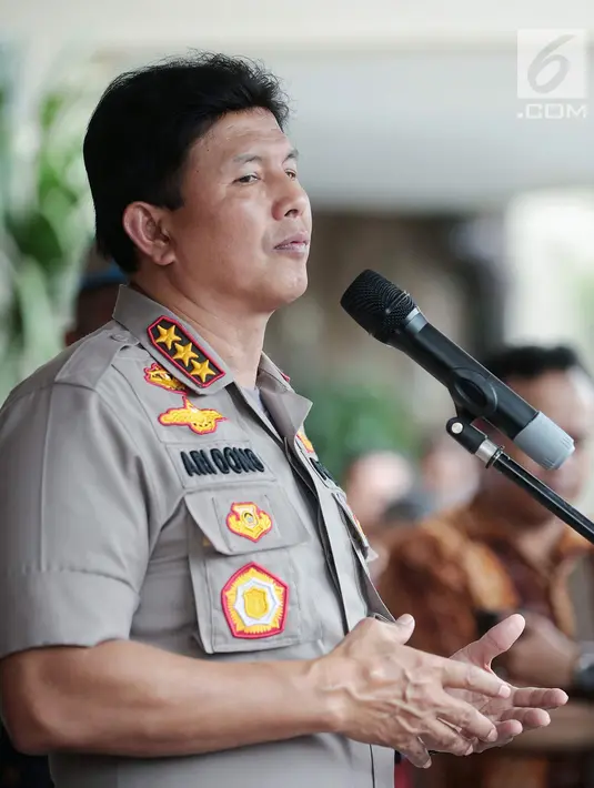 Wakapolri Komjen Ari Dono Sukmanto memberi penjelasan terkait kondisi Palu pascagempa dan tsunami di Jakarta, Selasa (2/10). Polisi menorerir sebagian korban yang mengambil makanan dari sejumlah tempat. (Liputan6.com/Faizal Fananai)