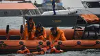 Personel Basarnas mengevakuasi korban selama simulasi penyelamatan pengungsi luar negeri di perairan Banda Aceh, Kamis (17/10/2019). Kegiatan diikuti peserta dari lintas stake holder terkait, termasuk unsur TNI, Polri, relawan dan pimpinan lembaga peduli bencana di Aceh. (CHAIDEER MAHYUDDIN/AFP)