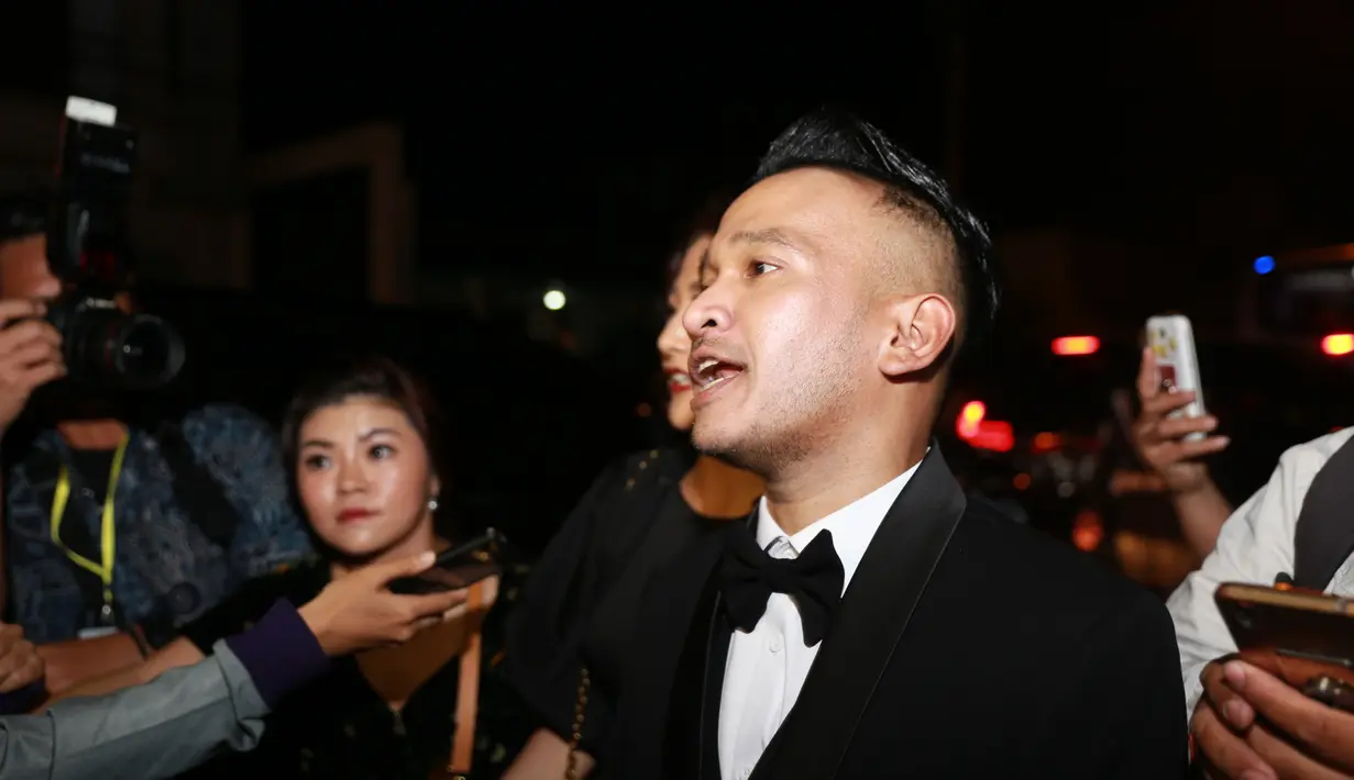 "Cerita di balik foto ini awal nya gak berani buat foto, tp Ibu Iriana yg langsung bilang, " ruben ayo selfie sana langsung, haa ? Boleh bu ? Iya sana, wahhh dgn grogi wenda ngeluarin hp, dan @ayanggkahiyang bilang jng grogi ruben," tulisnya.