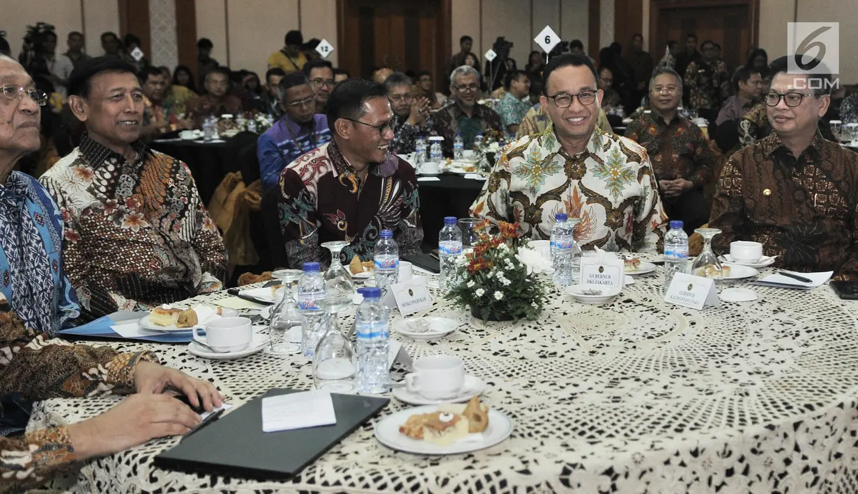 Menko Polhukam Wiranto (dua kiri), Gubernur DKI Jakarta Anies Baswedan, Gubernur DIY Sri Sultan Hamengkubuwono X, Gubernur Kalimantan Utara Irianto Lambrie, saat penghargaan IDI 2017 di Jakarta, Kamis (13/12). (Merdeka.com/Iqbal Nugroho)