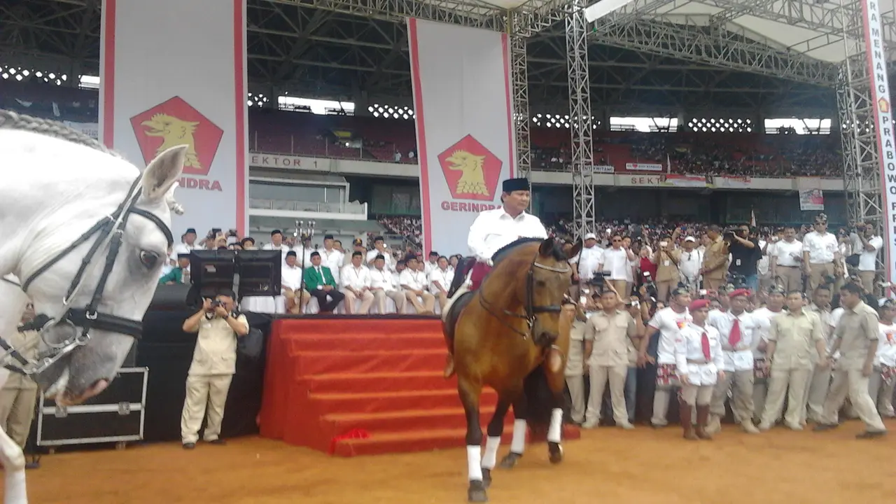 Prabowo Subianto naik kuda