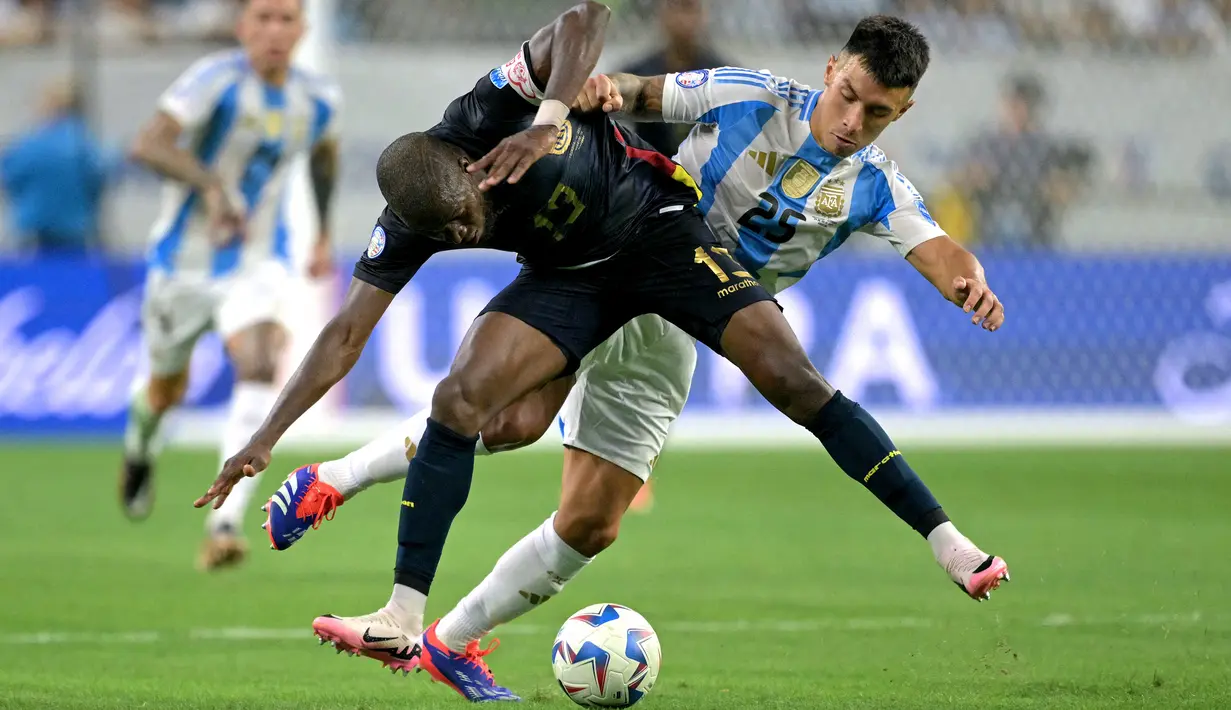 Argentina unggul lebih dahulu melalui gol Lisandro Martinez. (JUAN MABROMATA / AFP)