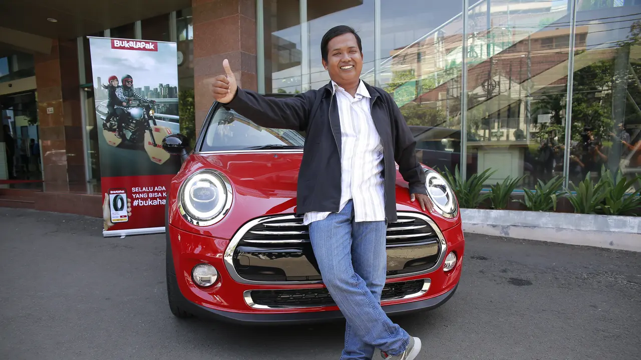 Penyerahan Mini Cooper dari Bukalapak untuk Dedi Heryadi