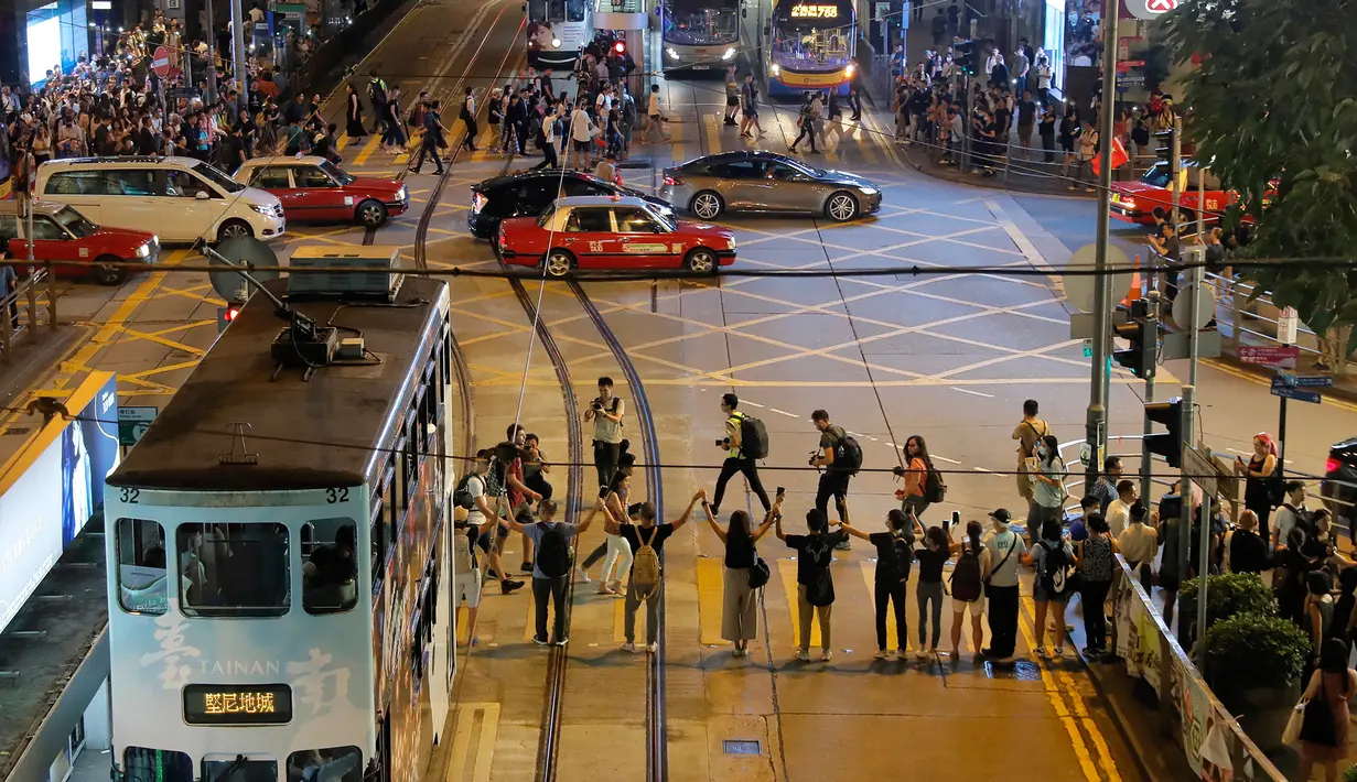 Demonstran prodemokrasi membentuk rantai manusia di jalanan Hong Kong, Jumat (23/8/2019). Menurut panitia, panjang rantai manusia tersebut sekitar 30 mil atau hampir 50 kilometer. (AP Photo/Kin Cheung)