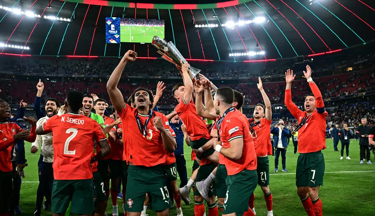 Portugal sukses menjadi juara UEFA Nations League 2025 setelah menaklukkan Spanyol lewat drama adu penalti 5-3 (2-2). (Tobias SCHWARZ/AFP)