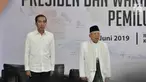 Pasangan Presiden dan Wapres terpilih, Joko Widodo atau Jokowi dan Ma'ruf Amin menyanyikan lagu Indonesia Raya pada Rapat Pleno Terbuka Penetapan Presiden dan Wakil Presiden Terpilih Pemilu 2019 di Gedung KPU, Jakarta, Minggu (30/6/2019). (merdeka.com/Iqbal S Nugroho)
