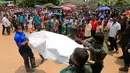 Anggota militer Sri Lanka mengangkut jenazah korban tewas akibat tertimbun sampah longsor di Meetotamulla, dekat ibukota Kolombo, Minggu (16/4). Timbunan sampah mencapai 91 meter menghantam ratusan rumah warga di bawahnya. (AP Photo/Eranga Jayawardena)