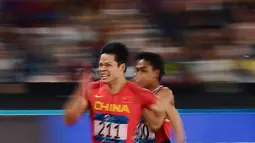 Pelari China, Su Bingtian (kiri) memacu kecepatan saat berkompetisi pada Final nomor Lari 100 meter putra Asian Games 2018 di Stadion Gelora Bung Karno, Jakarta, Minggu (26/8). Su Bingtian meraih emas dengan catatan waktu 9,92 detik. (AFP/Martin BUREAU)