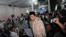 Menko Perekonomian, Chairul Tanjung tampak tersenyum saat memasuki kediaman Megawati (Liputan6.com/Herman Zakharia)