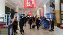 Pembeli mencari barang diskon selama Boxing Day di department store Selfridges, London, Kamis (26/12/2019). Boxing Day merupakan tradisi hari belanja terbesar tahunan yang diperingati setiap 26 Desember atau sehari setelah Natal dan menjadi hari libur nasional di Inggris. (Niklas HALLE'N/AFP)