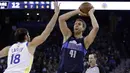 Pebasket Dallas Mavericks, Dirk Nowitzki, berusaha melewati pebasket Golden State Warriors, Omri Casspi, pada laga NBA di Oracle Arena, Oakland, Kamis (14/12/2017). Warriors menang 112-97 atas Mavericks. (AP/Marcio Sanchez)