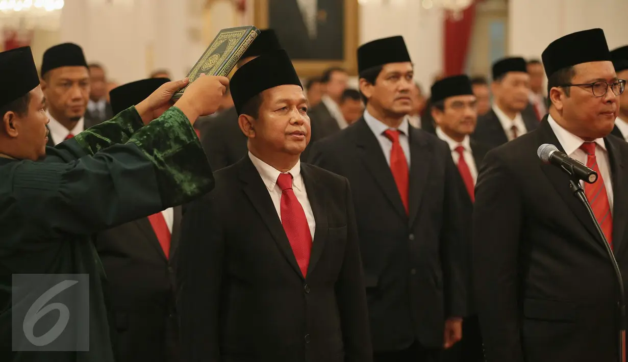 Ketua serta Wakil Komite Ekonomi dan Industri Nasional (KEIN) Soetrisno Bachir  dan Arif Budimanta diambil sumpahnya saat pelantikan kepengurusan KEIN di Istana Negara, Jakarta, Rabu (20/1). (Liputan6.com/Faizal Fanani)