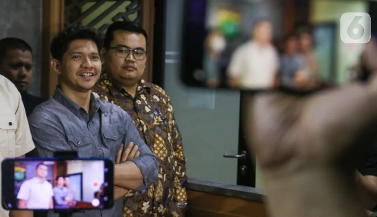 Aktor Iko Uwais menemui awak media seusai menjalani pemeriksaan di Polres Bekasi, Jumat (17/6/2022). Sebagaimana diketahui, kehadiran aktor Iko Uwais merupakan panggilan kedua yang dilayangkan polisi, terkait kasus dugaan penganiyaan pria berinisial RD. (Liputan6.com/Herman Zakharia)