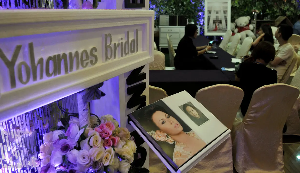 Pengunjung melihat salah satu Stand Pameran "Wedding Open House" di Hotel Grand Mercure, Jakarta, Sabtu (20/2/2016). Pameran serta Fashion Show Wedding Open House ini di gelar dari tanggal 20 - 21 Februari Mendatang. (Liputan6.com/Johan Tallo)