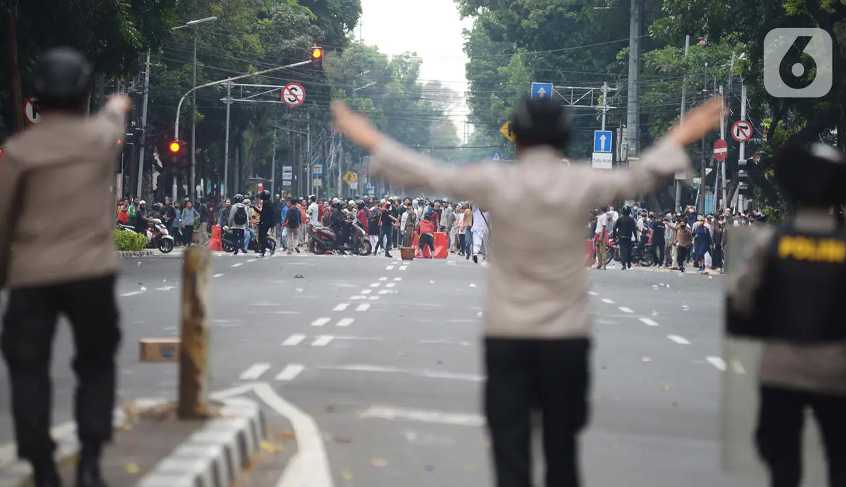Pengunjuk rasa tolak UU Cipta Kerja bentrok dengan polisi di Kawasan Thamrin, Jakarta Pusat, Selasa (13/10/2020). Gas air mata ditembakkan ke arah pendemo yang melakukan perlawanan dengan melempar batu dan pecahan kaca. (merdeka.com/Imam Buhori)