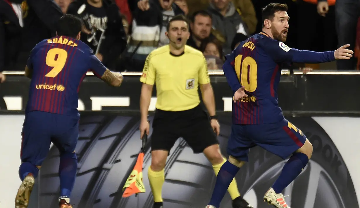 Gelandang Barcelona, Lionel Messi, melakukan protes karena golnya dianulir saat melawan Valencia pada laga La Liga Spanyol di Stadion Mestalla, Valencia, Minggu (26/11/2017). Kedua klub bermain imbang 1-1. (AFP/Jose Jordan)