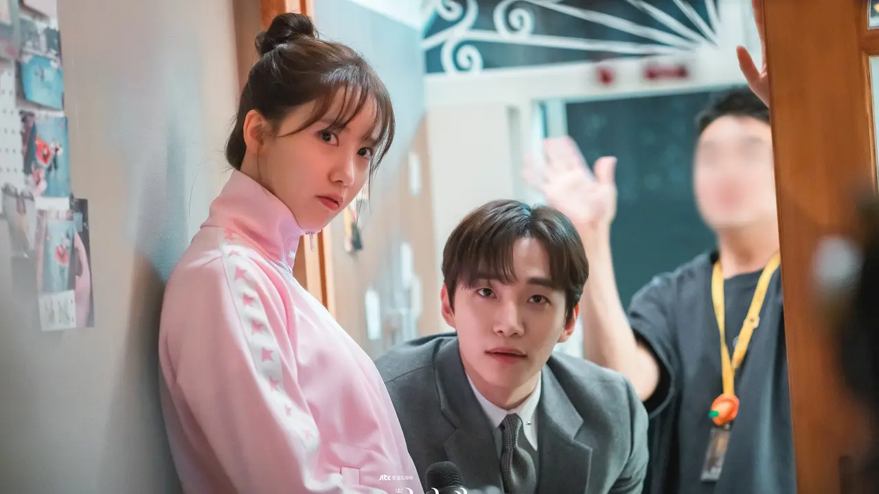 YoonA dan Lee Junho di balik layar drakor King the Land. (JTBC via Soompi)