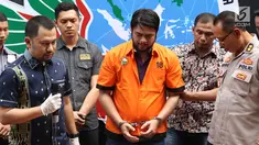 Pesinetron Rio Reifan saat digiring petugas Direktorat Reserse Narkoba Polda Metro Jaya jelang rilis, Jakarta, Jumat (16/8/2019). Rio Reifan kembali ditahan polisi terkait kasus narkoba untuk kali ketiga. (Liputan6.com/Helmi Fithriansyah)
