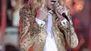 Penyanyi Celine Dion menghibur penonton saat konser tunggal di Sentul, Bogor, Sabtu (7/7). Penyanyi kelahiran Kanada ini membuka konser dengan lagu "The Power of Love". (Liputan6.com/Faizal Fanani)