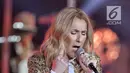 Penyanyi Celine Dion menghibur penonton saat konser tunggal di Sentul, Bogor, Sabtu (7/7). Penyanyi kelahiran Kanada ini membuka konser dengan lagu "The Power of Love". (Liputan6.com/Faizal Fanani)