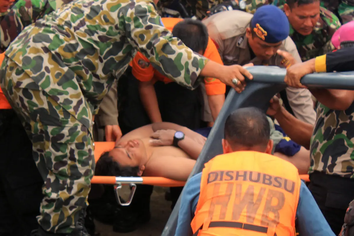 20151013-Ini Penumpang Heli Jatuh yang Ditemukan Selamat di Danau Toba-Sumatera