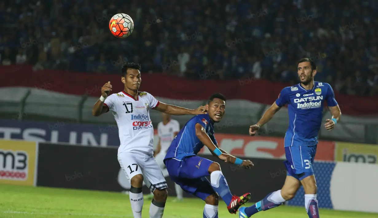 Pemain Persib Bandung, Toni Sucipto berebut bola dengan pemain Bali United, Sukaraja pada laga Torabika Soccer Championship 2016 di Stadion Si Jalak Harupat, Soreang, Bandung, Sabtu (14/5/2016). (Bola.com/Nicklas Hanoatubun)