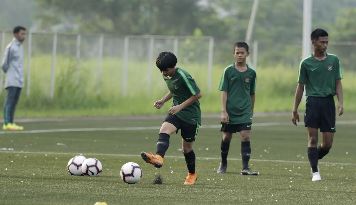 Pemain Timnas Indonesia U-16, Tristan Alif, menendang bola saat pemusatan latihan di Sawangan, Senin (13/5). Sebanyak 41 anak mengikuti seleksi untuk memperkuat timnas di Piala AFF U-15 2019 di Thailand. (Bola.com/M Iqbal Ichsan)