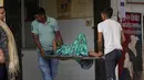 <p>&ldquo;Begitu banyak orang sekarat karena panas sehingga kami tidak punya waktu semenit pun untuk beristirahat. Pada Ahad, saya membawa 26 jenazah,&rdquo; kata Jitendra Kumar Yadav, seorang pengemudi mobil jenazah di Kota Deoria yang terletak 110 kilometer dari Ballia, kepada The Associated Press. (AP Photo/Rajesh Kumar Singh)</p>