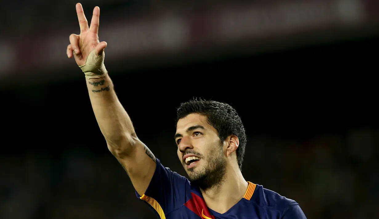 Penyerang Barcelona, Luis Suarez (tengah) melakukan selebrasi usai mencetak gol kegawang Valencia pada piala Copa del Rey melawan Valencia di Stadion Camp Nou, (3/2/2016). Luis Suarez mencetak 4 gol di pertandingan ini. (REUTERS/Albert Gea)