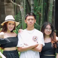 Angel Karamoy bersama dua anaknya, Junio dan Lovely (Instagram/@realangelkaramoy)