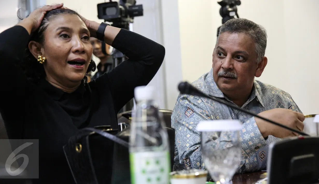Menteri Kelautan dan Perikanan Susi Pudjiastuti sebelum mengikuti rapat terbatas di Kantor Kepresidenan, Jakarta, Rabu (16/9/2015). Rapat tersebut membahas Foreign Direct Investment dan Kemudahan berusaha di Indonesia. (Liputan6.com/Faizal Fanani)