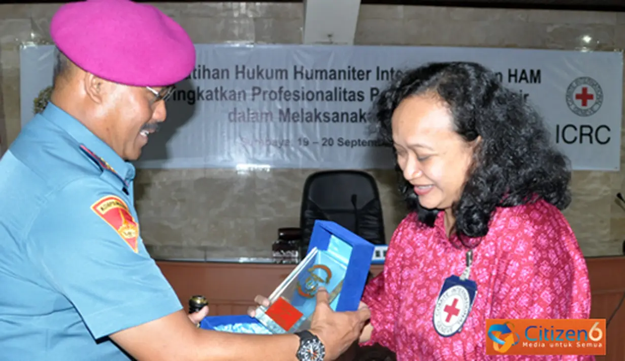 Citizen6, Sidoarjo: Pemberian cinderamata dari Komandan Pasmar-1 Kolonel Marinir R. Gatot Suprapto kepada Manager ICRC, Ibu Dinihari Puspita. (Pengirim: Roby Eka Sanjaya).