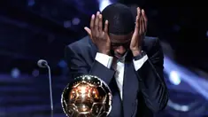 Penyerang Prancis Paris Saint-Germain, Ousmane Dembele bereaksi setelah menerima penghargaan Ballon d'Or selama upacara penghargaan Ballon d'Or France Football 2025 di Teater du Chatelet, Paris pada 22 September 2025 waktu setempat atau Selasa (23/9/2025) dini hari WIB. (Franck FIFE/AFP)