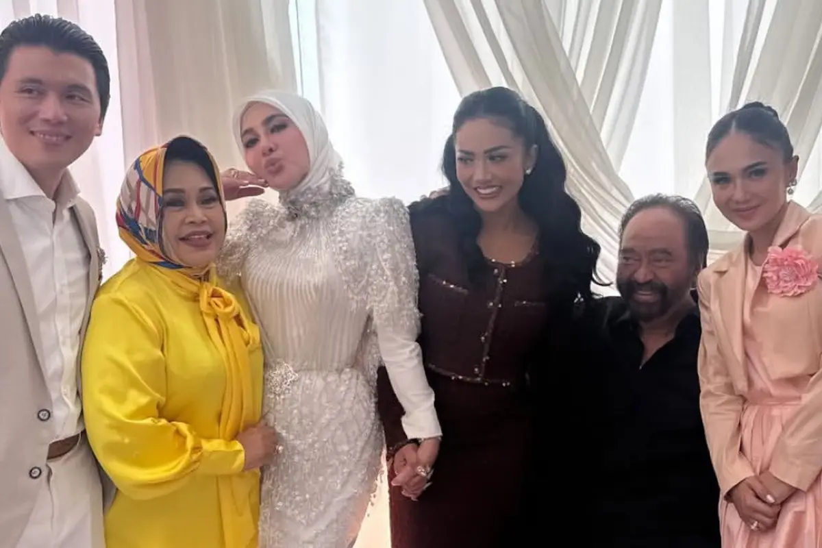 Gaya Publik Figur Hadir di Ulang Tahun Syahrini ke-45