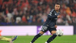 Penyerang Real Madrid, Kylian Mbappe, memberi gestur saat pertandingan fase liga Liga Champions melawan Benfica di Estadio da Luz, Lisbon, Kamis (29/1/2026) dini hari WIB. (Patricia De Melo Moreira/AFP)