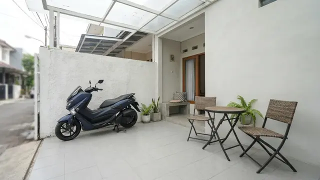7 Desain Garasi Motor yang Menyatu dengan Teras untuk Rumah Sempit