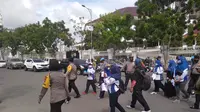 Polisi membubarkan aksi unjuk rasa menolak Omnibus Law yang digelar Federasi Serikat Pekerja Metal Indonesia (FSPMI) Kota Batam di depan kantor Wali Kota Batam, Selasa (29/12/2020). (Liputan6.com/ Ajang Nurdin)