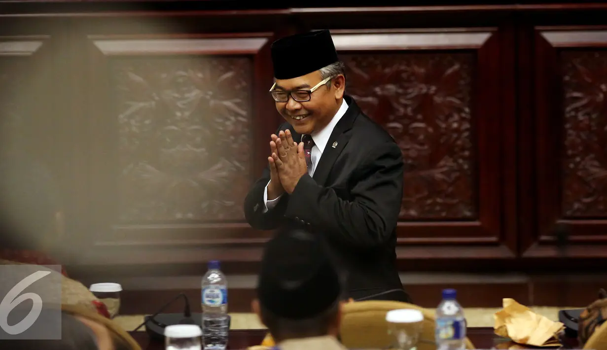 Ketua DPD RI terpilih Mohammad Saleh sebelum melakukan pelantikan saat rapat Paripurna DPD luar biasa di Nusantara V Gedung Parlemen, Senayan, Jakarta, Selasa (11/10). (Liputan6.com/Johan Tallo)