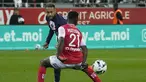 Penyerang Paris Saint-Germain (PSG) Neymar menyelipkan bola melewati gelandang Reims Azor Matusiwa dalam pertandingan pekan ke-10 Liga Prancis di Stade Auguste-Delaune II, Minggu (9/10/2022) dini hari WIB. PSG harus puas bermain imbang 0-0 melawan Stade de Reims. (AP Photo/Michel Euler)