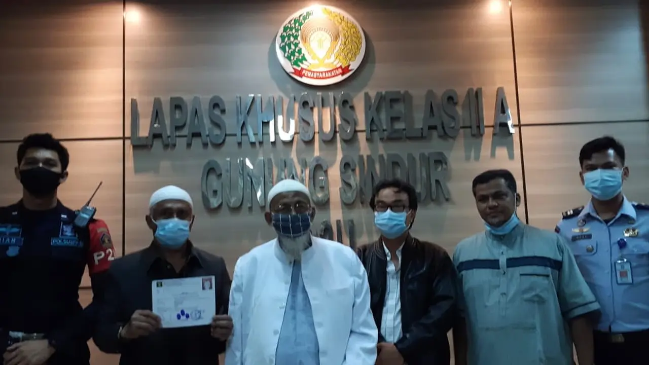 Mantan terpidana tindak pidana terorisme Abu Bakar Baasyir (ABB) resmi dibebaskan dari Lembaga Pemasyarakatan Khusus Kelas IIA Gunung Sindur pada Jumat pukul 05.30 WIB (8/1/2021).