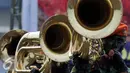 Aksi marching band prajurit TNI AU memeriahkan upacara HUT ke70  TNI AU di Lanud Halim Perdanakusuma, Jakarta, Kamis (9/4). Dalam Hut TNI AU ke 70 prajurit unjuk kebolehan melakukan atraksi udara, seperti Terjun Payung. (Liputan6.com/Johan Tallo)
