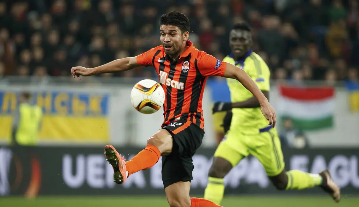 Pemain Shakhtar Donetsk, Eduardo mencetak satu gol saat timnya menang 3-1 atas Anderlecht pada leg pertama 16 besar Liga Europa di Arena Lviv, Lviv, Ukraine, Jumat (11/3/2016) dini hari WIB. (REUTERS/Gleb Garanich)