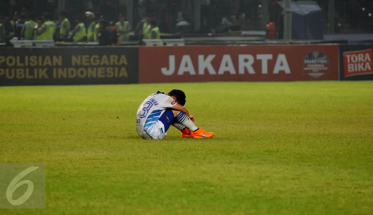 Gelandang Persib, Kim Jeffrey Kurniawan terduduk usai dikalahkan Arema Cronus di laga final Piala Bhayangkara di Stadion GBK Jakarta, Minggu (3/4/2016). Laga dimenangkan Arema Cronus dengan skor 2-0. (Liputan6.com/Helmi Fithriansyah)